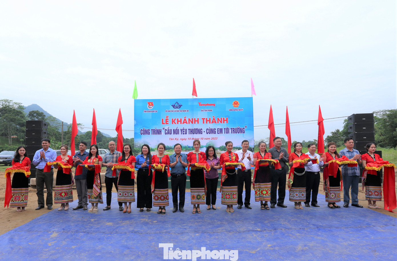 "Tại lễ khánh thành cầu Bản Ỏn hôm nay, chúng tôi bày tỏ sự biết ơn và cảm ơn chân thành sâu sắc nhất tới sự hỗ trợ, đồng hành, ủng hộ của Báo Tiền Phong, Sở GD&amp;ĐT, Tỉnh đoàn Nghệ An và các đơn vị tài trợ đã làm việc không quản ngày đêm, xây dựng công trình đảm bảo chất lượng, tiến độ, mỹ thuật theo yêu cầu đề ra", ông Giáp chia sẻ. Trong ảnh là lễ cắt băng khánh thành cầu tràn Bản Ỏn.