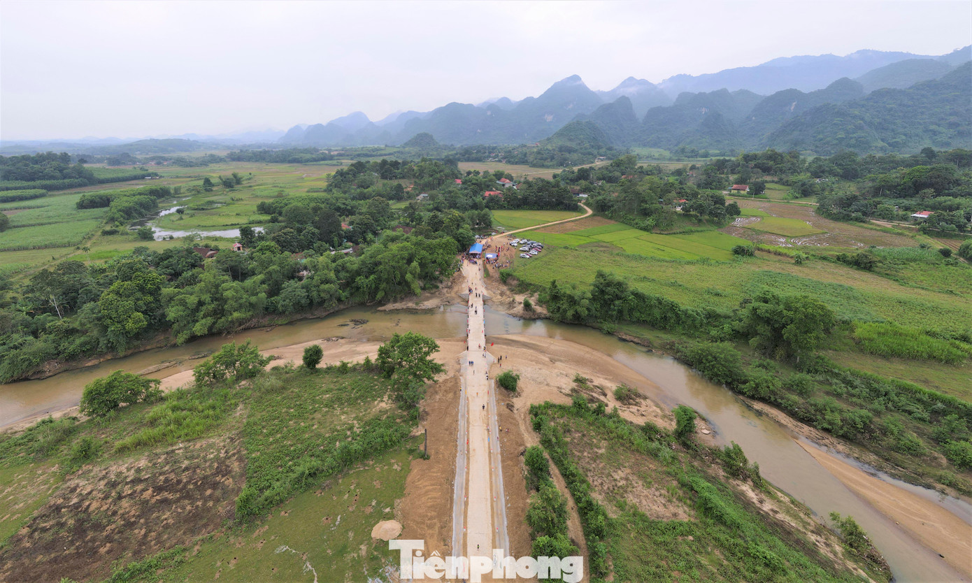 Sáng 15/10, Báo Tiền Phong phối hợp với Tỉnh đoàn Nghệ An, Sở GD&amp;ĐT và UBND huyện Tân Kỳ (Nghệ An) tổ chức khánh thành cầu tràn Bản Ỏn bắc qua Khe Loà (xã Tiên Kỳ, huyện Tân Kỳ, Nghệ An).