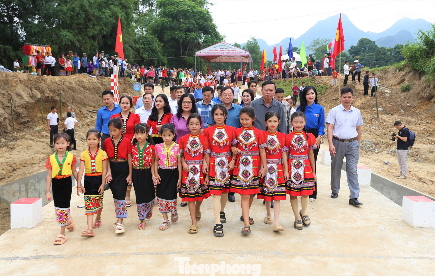 Cầu tràn liên hợp Bản Ỏn được thiết kế bằng bê tông cốt thép, gồm 6 nhịp, dài 39,48m. Bề rộng mặt cầu tràn 5m. Đường hai đầu bê tông rộng 3,5m. Tổng kinh phí xây dựng cầu là 4,9 tỷ đồng. Đây là cầu tràn được thiết kế, xây dựng vĩnh cửu, đảm bảo giao thông đi lại cho nhân dân và học sinh.