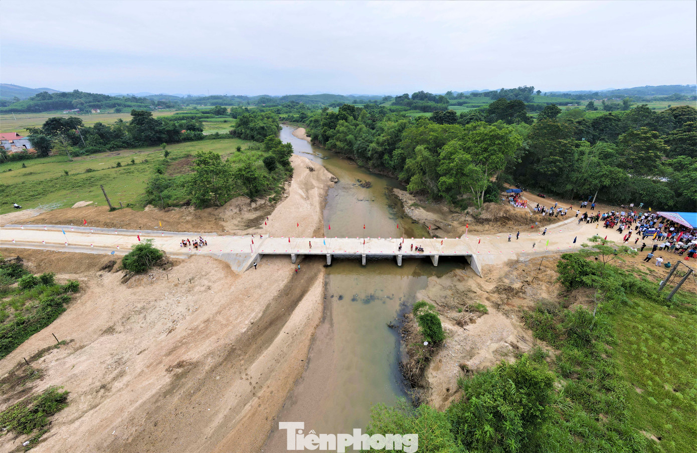 Đây là cây cầu thứ 5 được xây dựng theo chương trình "Cầu nối yêu thương - cùng em tới trường" của Báo Tiền Phong thực hiện trên địa bàn tỉnh Nghệ An.