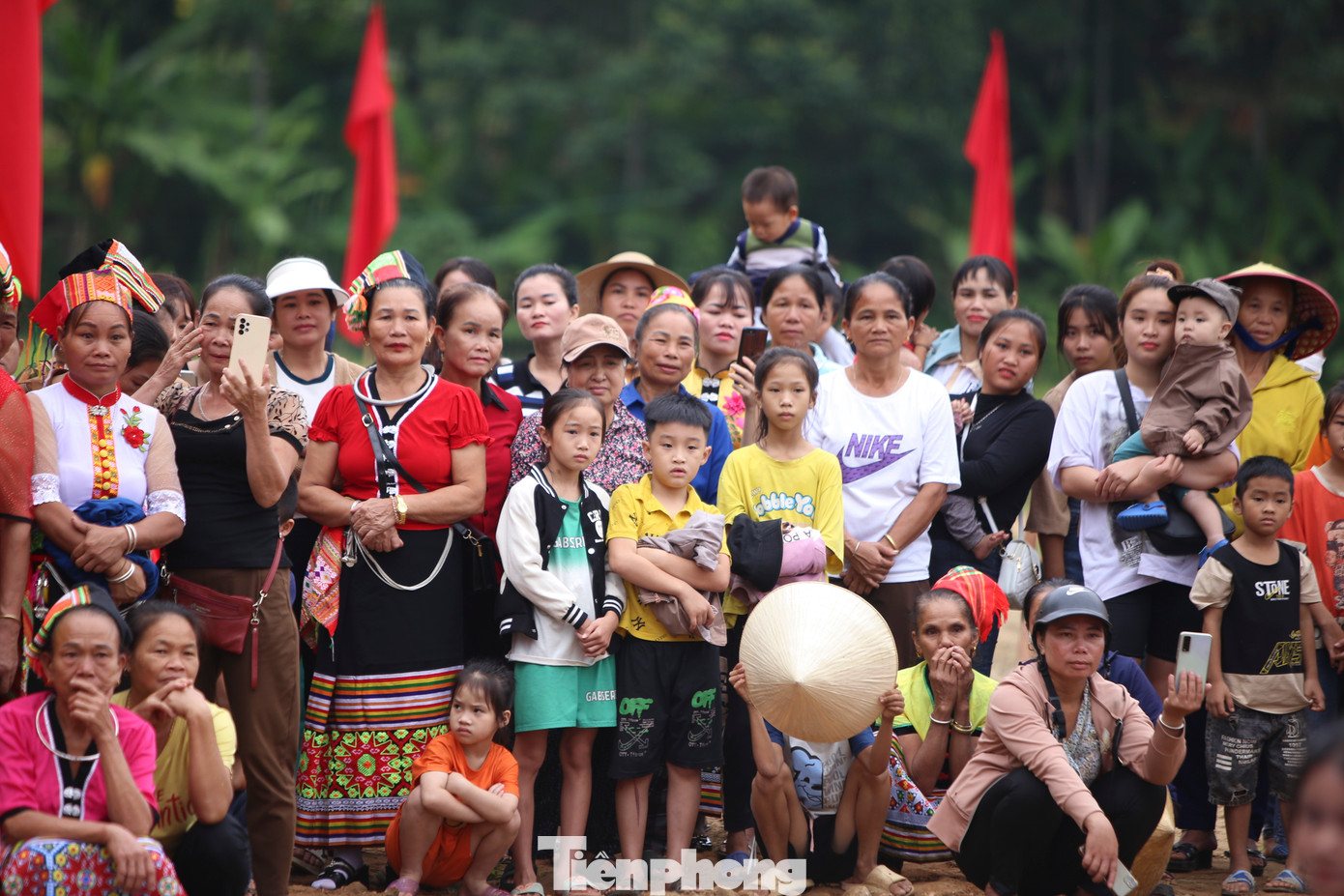 Rất đông người dân địa phương có mặt chứng kiến lễ khánh thành cầu Bản Ỏn.