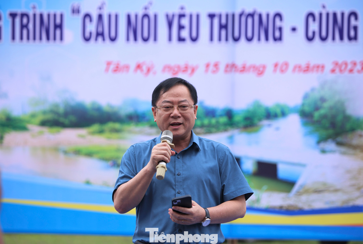 Nhà báo Lê Xuân Sơn - Tổng biên tập Báo Tiền Phong cho biết: “Đến hôm nay, khi nhìn thấy cây cầu hoàn thiện, đưa vào sử dụng, chúng tôi rất vui mừng, hạnh phúc, cũng như thấy được ý nghĩa mà mình đã tham gia vào việc xây dựng cây cầu. Chúc mừng bà con Bản Ỏn, bà con xã Tiên Kỳ từ nay đã có cây cầu rất vững chắc, vượt qua khúc sông – nơi mà trước đây lúc đi qua có nhiều trở ngại. Từ nay, người dân địa phương, nhất là các em nhỏ khi đi qua cây cầu này sẽ an toàn hơn, bố mẹ các em cũng yên tâm hơn khi con mỗi ngày đi học, đi làm. Đây không chỉ là cây cầu để đi lại mà còn là cây cầu tình nghĩa, rất mong địa phương và người dân bảo vệ và sử dụng cầu hiệu quả nhất, an toàn nhất”.