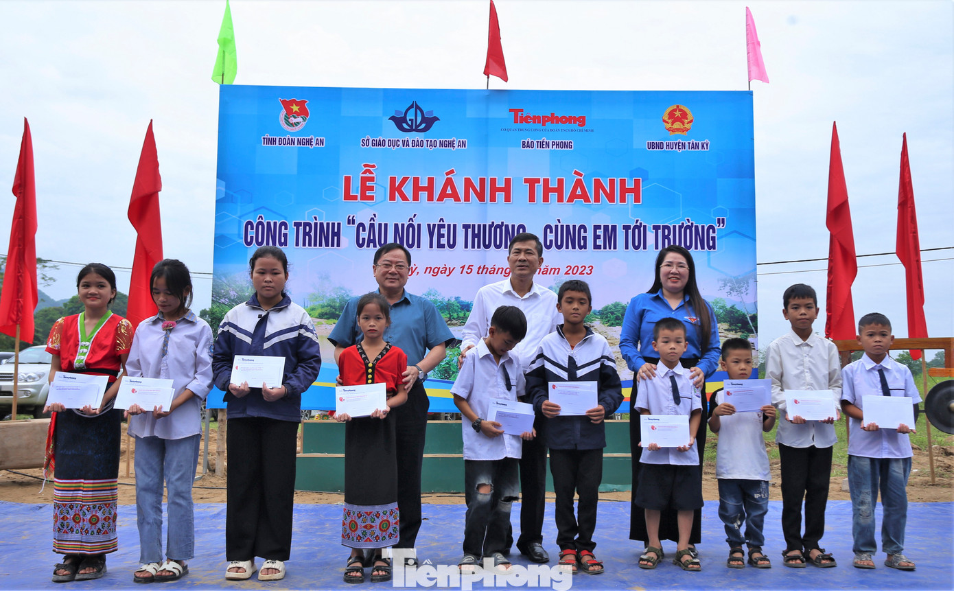 Nhà báo Lê Xuân Sơn - Tổng biên tập Báo Tiền Phong cùng lãnh đạo Tỉnh đoàn Nghệ An và Sở GD&amp;ĐT trao học bổng cho học sinh khó khăn tại xã Tiên Kỳ.