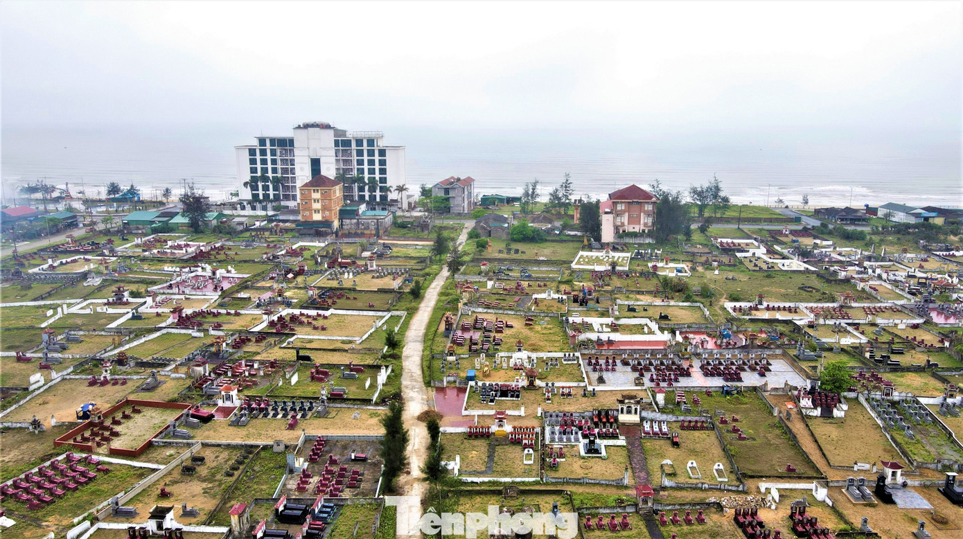 Cạnh bãi biển Thiên Cầm còn tồn tại khu nghĩa trang rộng 6ha với hơn 4.000 ngôi mộ. Cạnh bãi biển Thiên Cầm còn tồn tại khu nghĩa trang rộng 6ha với hơn 4.000 ngôi mộ.