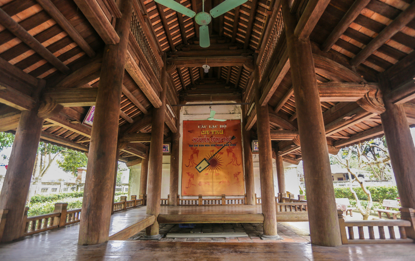 Chính quyền địa phương thường tổ chức các buổi biểu diễn ca trù, sinh hoạt văn hóa cộng đồng tại đây. Theo sử sách, Nguyễn Công Trứ là người sáng tác ca trù nhiều nhất, là người có công lớn trong việc hoàn thiện thể thơ hát nói. Các nhà nghiên cứu sau này đã xưng tụng Uy viễn tướng công là "ông hoàng hát nói". Chính quyền địa phương thường tổ chức các buổi biểu diễn ca trù, sinh hoạt văn hóa cộng đồng tại đây. Theo sử sách, Nguyễn Công Trứ là người sáng tác ca trù nhiều nhất, là người có công lớn trong việc hoàn thiện thể thơ hát nói. Các nhà nghiên cứu sau này đã xưng tụng Uy viễn tướng công là "ông hoàng hát nói".