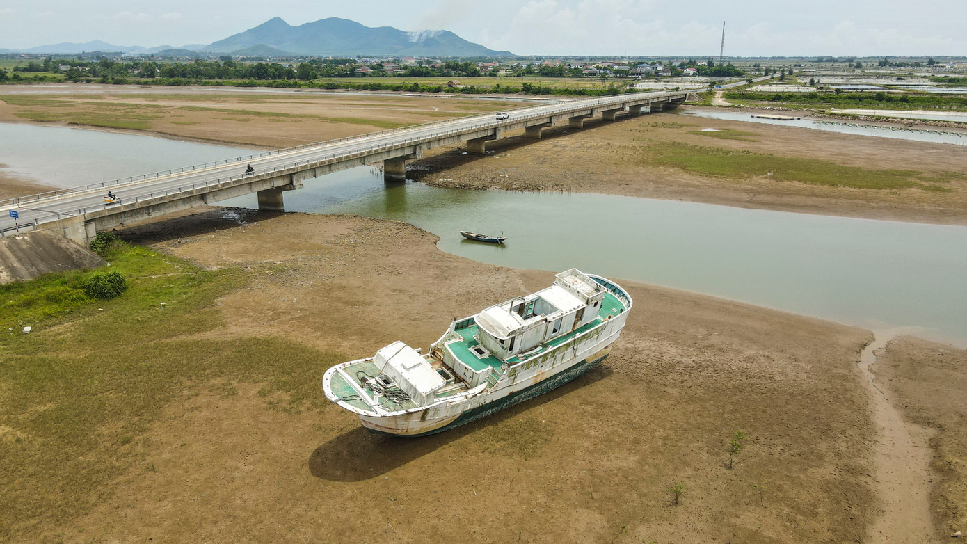 Nhiều năm qua, tại một số cảng cá, luồng lạch vào khu neo đậu của tỉnh Hà Tĩnh diễn ra thực trạng các tàu cá hư hỏng nằm ngổn ngang nhưng chưa có giải pháp xử lý. Trong ảnh là tàu cá cỡ lớn bị bỏ lại nhiều năm ở cửa sông, gần chân cầu Sông Trí (phường Hải Ninh).