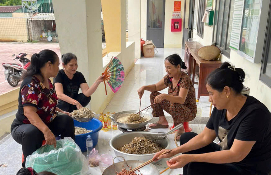 Cá khô rim lạc, nước uống, sữa cùng nhu yếu phẩm cần thiết... với giá trị gần 400 triệu đồng được quyên góp, đưa đến bà con vùng lũ phía Bắc.