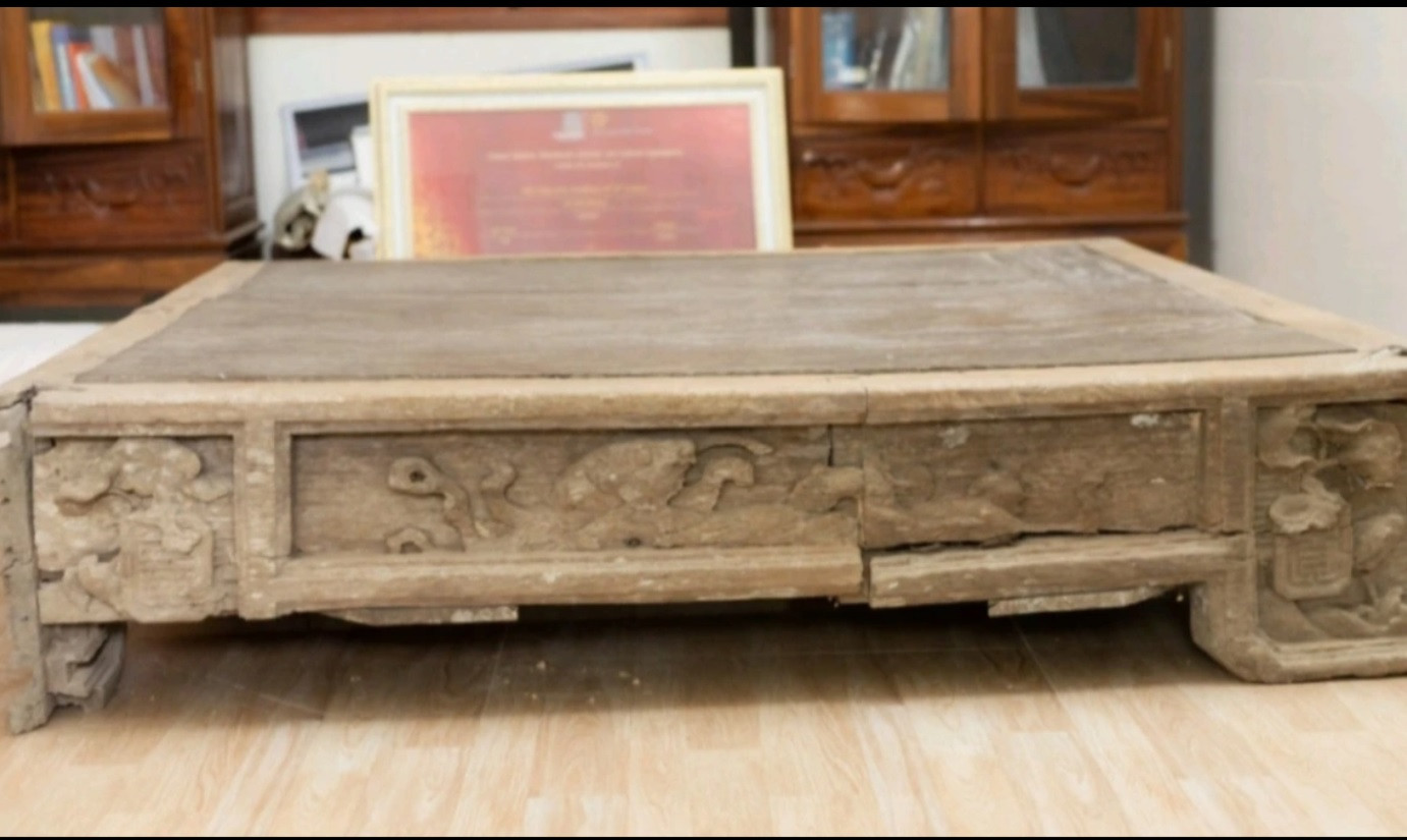 Sập dạy học ở Trường học Phúc Giang và Ấn triện của Nguyễn Huy Quýnh.