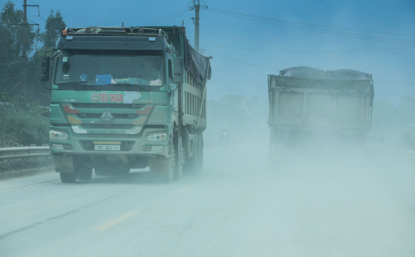 Mỗi ngày có hàng trăm lượt xe Howo mang biển số Hà Tĩnh, Quảng Bình, Nghệ An chở đất, đá, bê tông nối đuôi nhau chạy rầm rầm trên các tuyến đường về Khu kinh tế Vũng Áng.