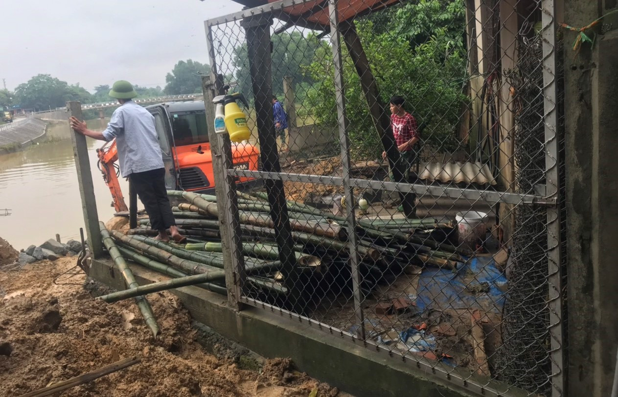 Nhiều vị trí bờ sông bị sạt tới sát nhà dân.