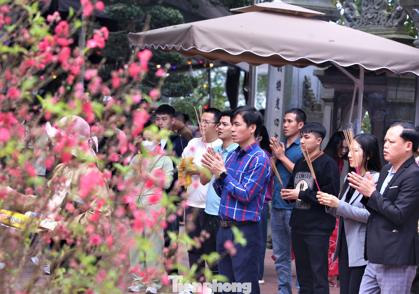 Những ngày đầu năm, nhiều người đến đền Củi để cầu bình an, tài lộc