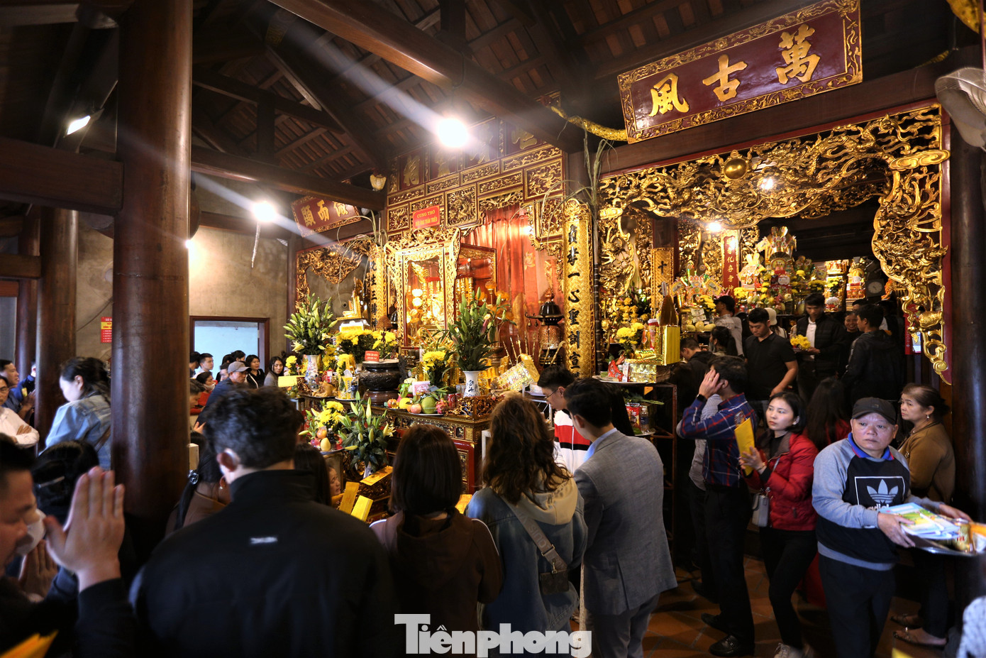 Đền Chợ Củi có gần 20 bàn thờ, như cung thờ Thánh mẫu, bàn thờ Ngũ Vị Tôn Ông, bàn thờ quan Hoàng Mười, bàn thờ cô Chín, bàn thờ Chầu Mười...