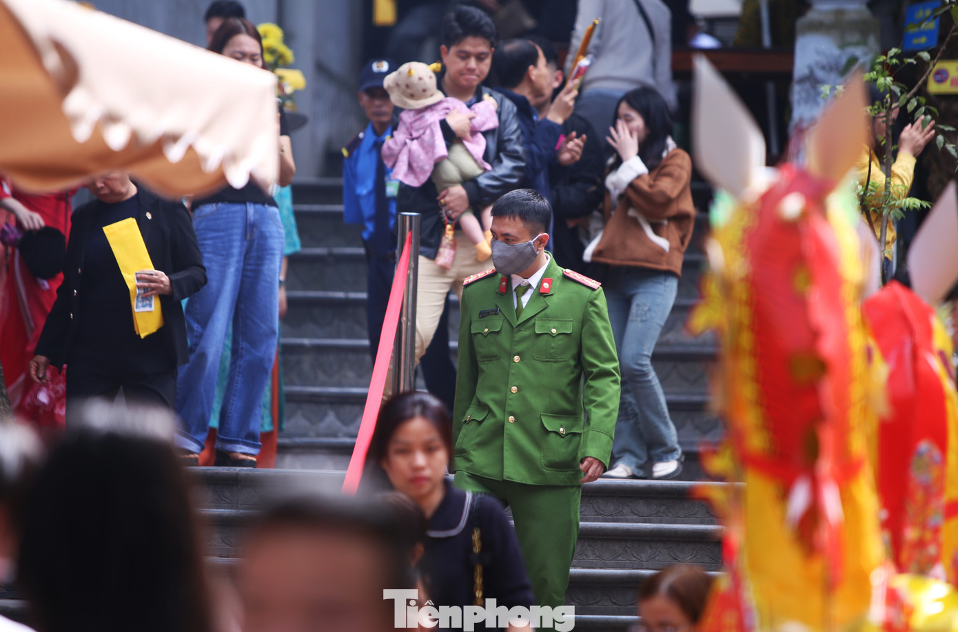 Lực lượng an ninh, công an địa phương và cán bộ quản lý di tích túc trực tại các vị trí để đảm bảo hướng dẫn và an toàn cho du khách đến dâng hương, hành lễ. Ngoài ra, khu di tích cũng lắp đặt hệ thống 20 mắt camera an ninh tại các khu vực.