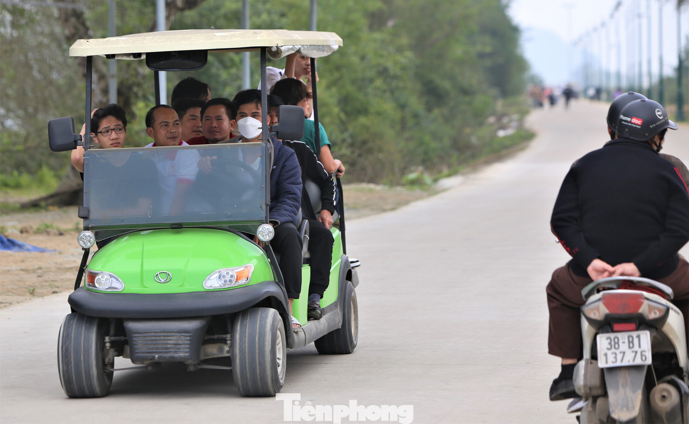 Ban quản lý dịch vụ công ích và các điểm du lịch huyện Nghi Xuân cũng thử nghiệm miễn phí mô hình xe điện, phục vụ du khách đến chiêm bái.