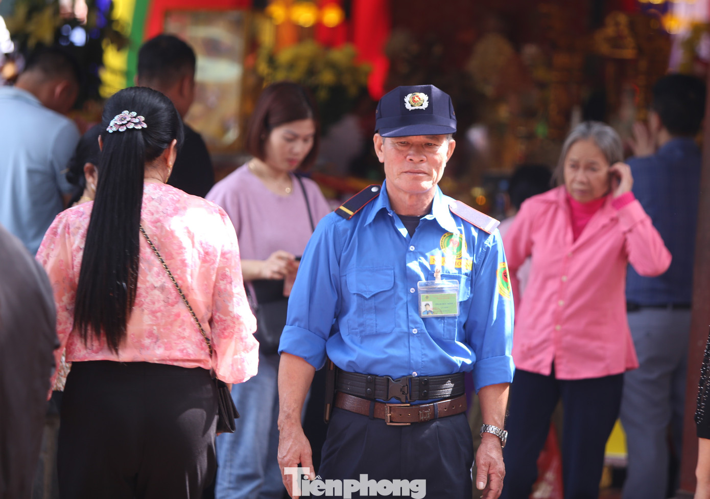 Lực lượng an ninh, công an địa phương và cán bộ quản lý di tích túc trực tại các vị trí để đảm bảo hướng dẫn và an toàn cho du khách đến dâng hương, hành lễ. Ngoài ra, khu di tích cũng lắp đặt hệ thống 20 mắt camera an ninh tại các khu vực.