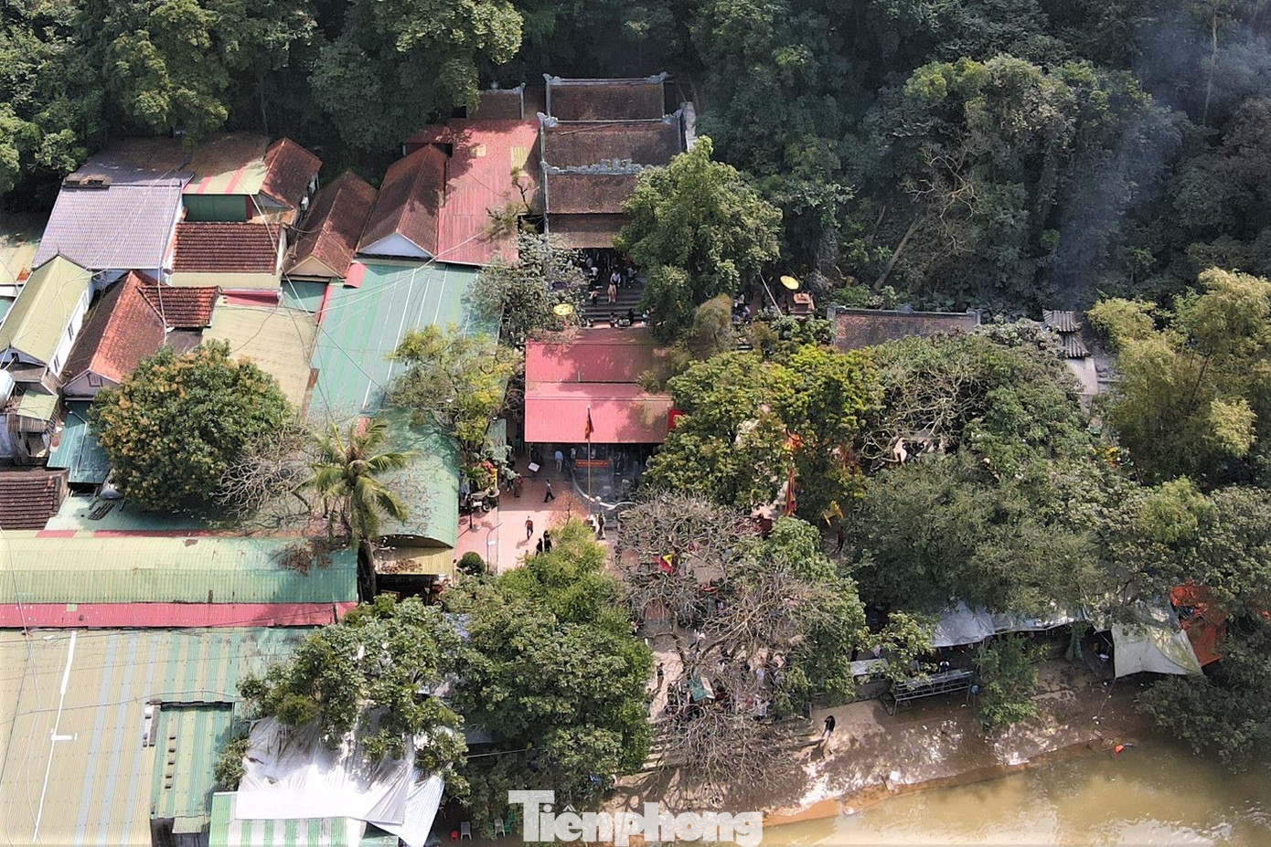 Đền Chợ Củi ở xã Xuân Hồng, huyện Nghi Xuân, Hà Tĩnh. Ngôi đền thờ Thánh mẫu và quan Hoàng Mười, tọa lạc trên núi Khu Độc thuộc Ngũ Mã hướng về phương Bắc, tựa lưng vào núi nhìn xuống dòng sông Lam. Các tòa điện cao dần theo thế núi uy nghiêm, đường bệ dưới bóng nhiều cây cối cổ thụ.