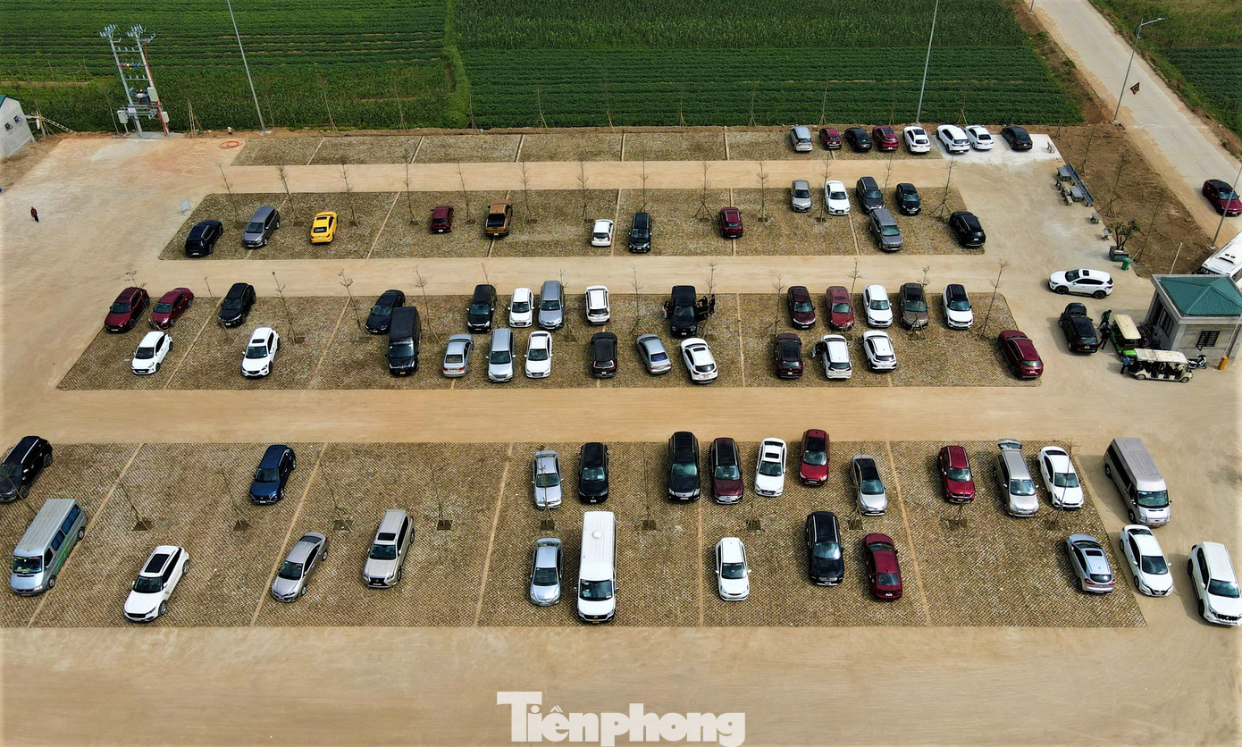 Lượng người đổ về đông khiến các lối vào đền chật kín. Ban quản lý khu di tích đền đã bố trí các bãi đỗ xe cách xa đền gần 1 km để phục vụ nhu cầu khách tới dâng lễ.