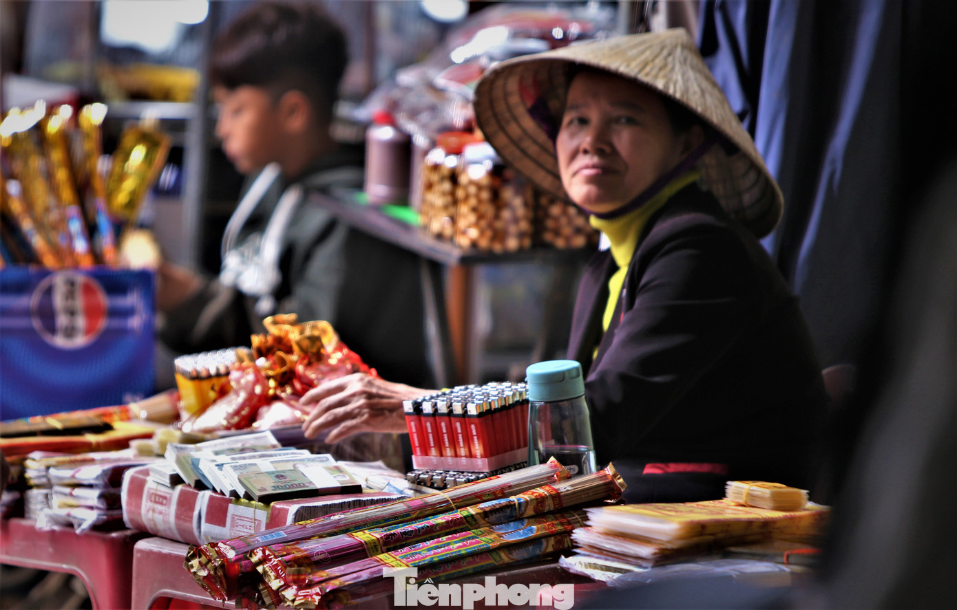 Các quầy hàng dọc đường vào đền xuất hiện việc đổi tiền lẻ mệnh giá 1.000-20.000 đồng.