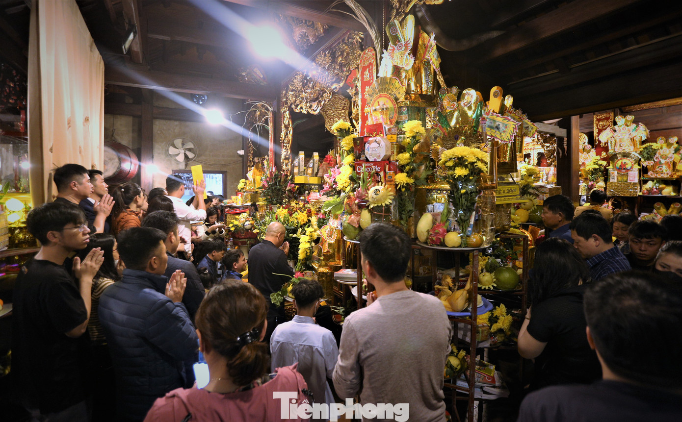 Trung tuần tháng 1 vừa qua, ban quản lý dịch vụ công ích và các điểm du lịch huyện Nghi Xuân (Hà Tĩnh) đã tổ chức lễ tiếp nhận quản lý khu di tích văn hóa quốc gia đền Chợ Củi từ gia đình 2 thủ nhang nhiều năm qua.