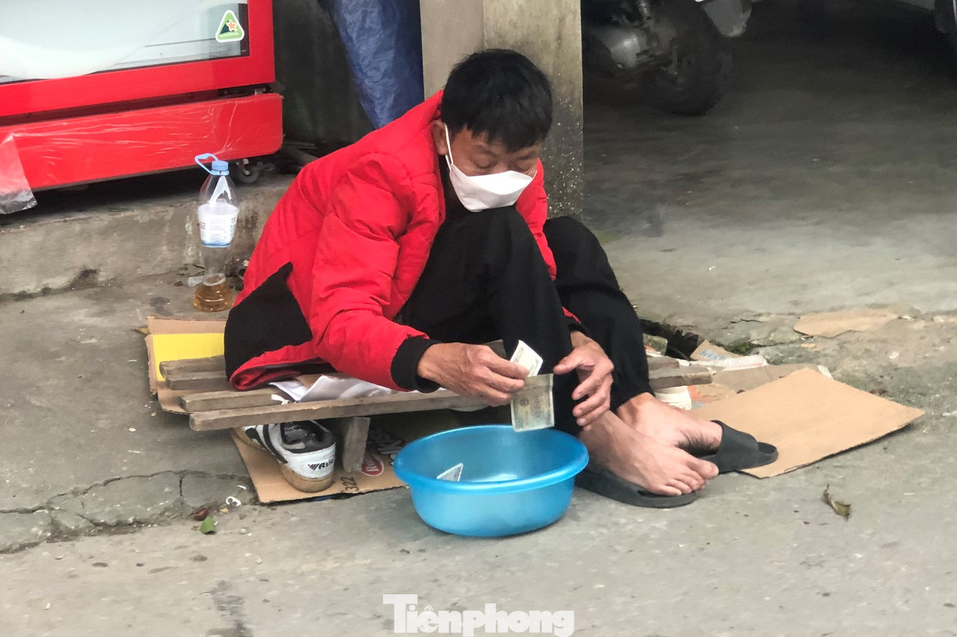 Tuy nhiên, dọc cổng vào đền vẫn còn tình trạng nhiều người lớn tuổi, ngồi la liệt ngả mũ, nón, chìa tay xin tiền của người đi lễ. Đơn vị quản lý cho biết đã phối hợp ngành chức năng xử lý tình trạng này song ở phía bên trong đền đã không còn, riêng lối vào vẫn tái diễn.