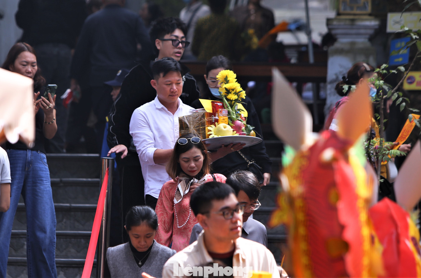 Ông Trần Minh Đức – Phó Ban quản lý dịch vụ công ích và các điểm du lịch huyện Nghi Xuân - cho biết trong những ngày đầu năm, đền Chợ Củi đón hơn 20.000 lượt khách về cầu bình an, tài lộc.