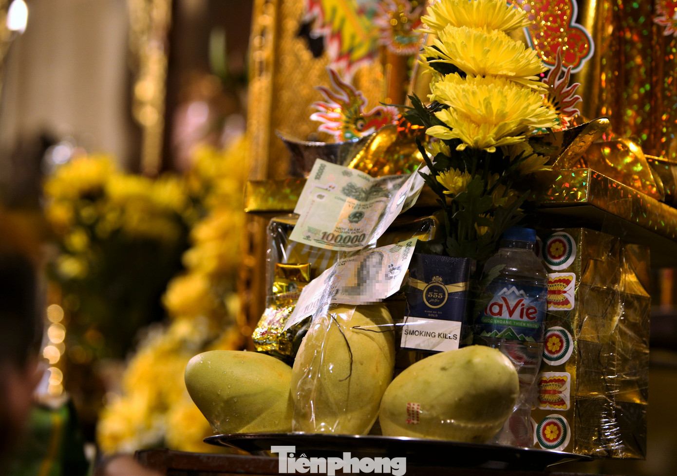 Trên mỗi mâm lễ ở khu đền Củi, ngoài vàng mã, bánh kẹo, hoa quả còn có nhiều xấp tiền lẻ mệnh giá 1.000-5.000 đồng theo nhu cầu người đặt. Một số trường hợp còn dùng tiền mệnh giá 50.000-100.000 đồng đặt trên mâm lễ.