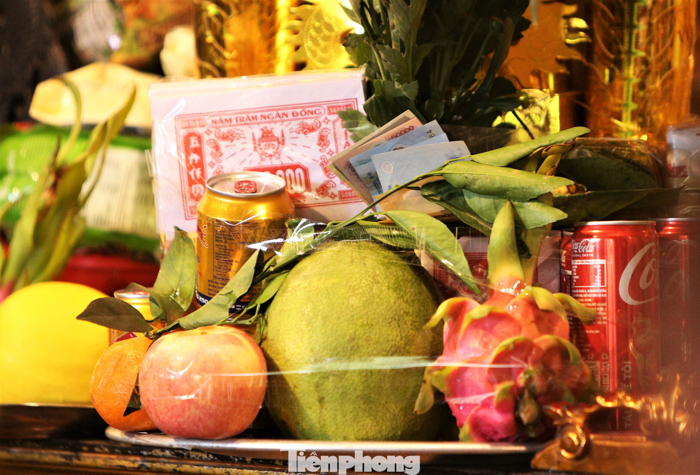 Trên mỗi mâm lễ ở khu đền Củi, ngoài vàng mã, bánh kẹo, hoa quả còn có nhiều xấp tiền lẻ mệnh giá 1.000-5.000 đồng theo nhu cầu người đặt. Một số trường hợp còn dùng tiền mệnh giá 50.000-100.000 đồng đặt trên mâm lễ.