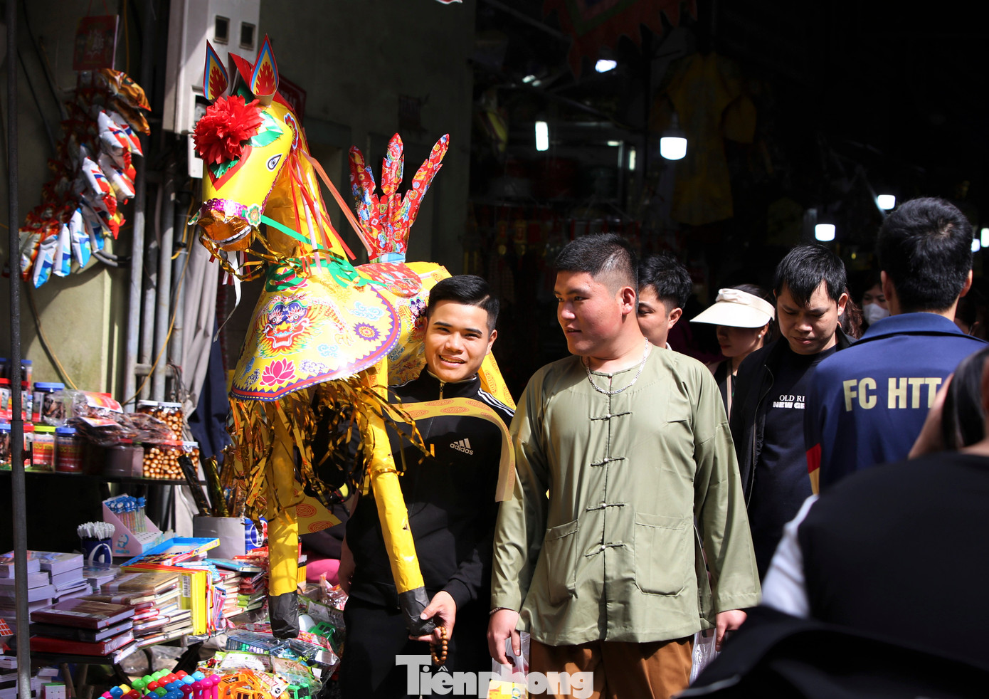 Du khách đến đền hành hương, cầu tài lộc đầu năm thường tự chuẩn bị các mâm lễ đồ sộ bánh kẹo, hoa quả, tiền vàng. Họ cũng có thể mua các mâm lễ dọc đường vào đền với giá từ 200.000-500.000 đồng. Ngoài ra có các mâm lễ khách đặt lên đến vài triệu đồng.