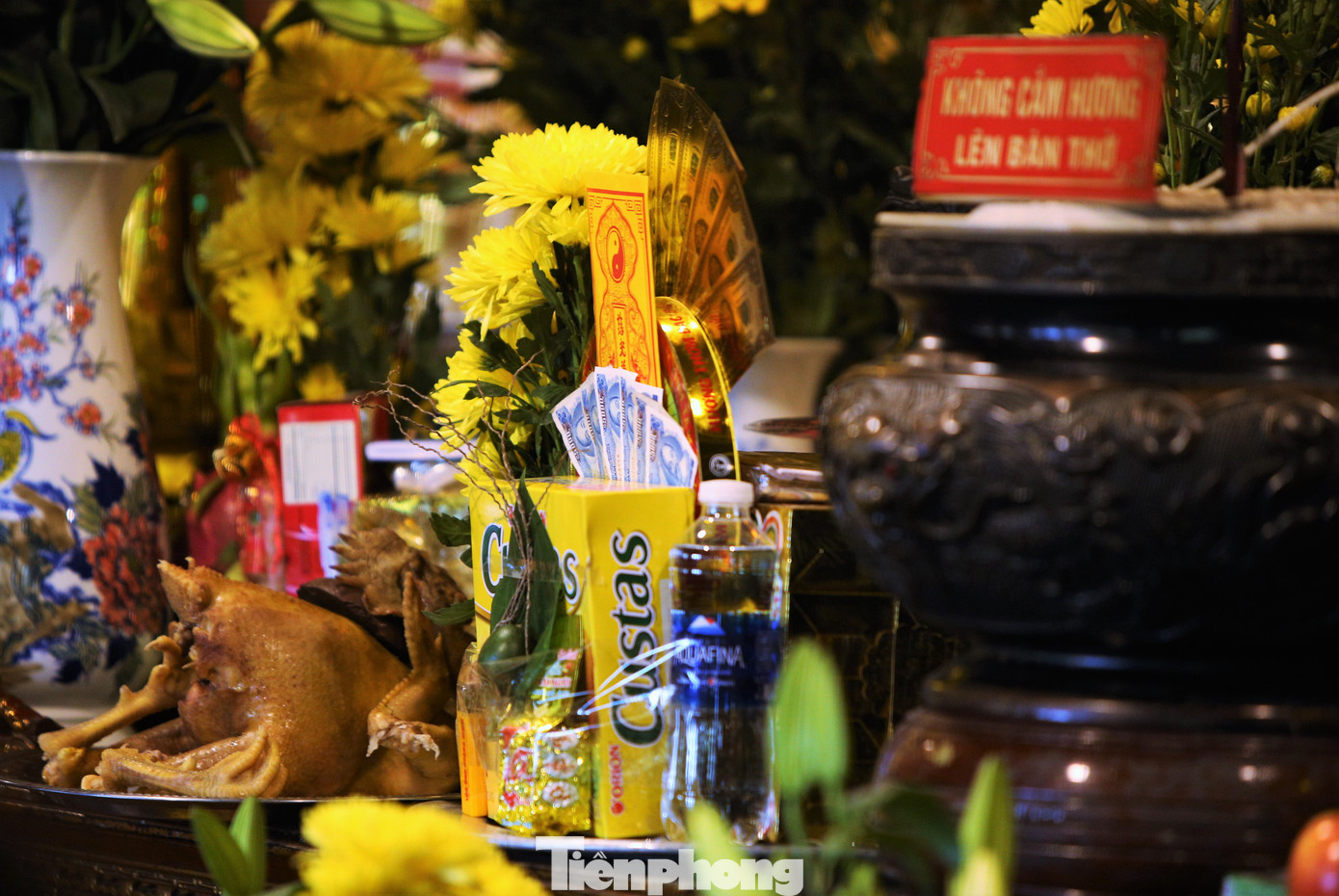 Trên mỗi mâm lễ ở khu đền Củi, ngoài vàng mã, bánh kẹo, hoa quả còn có nhiều xấp tiền lẻ mệnh giá 1.000-5.000 đồng theo nhu cầu người đặt. Một số trường hợp còn dùng tiền mệnh giá 50.000-100.000 đồng đặt trên mâm lễ.