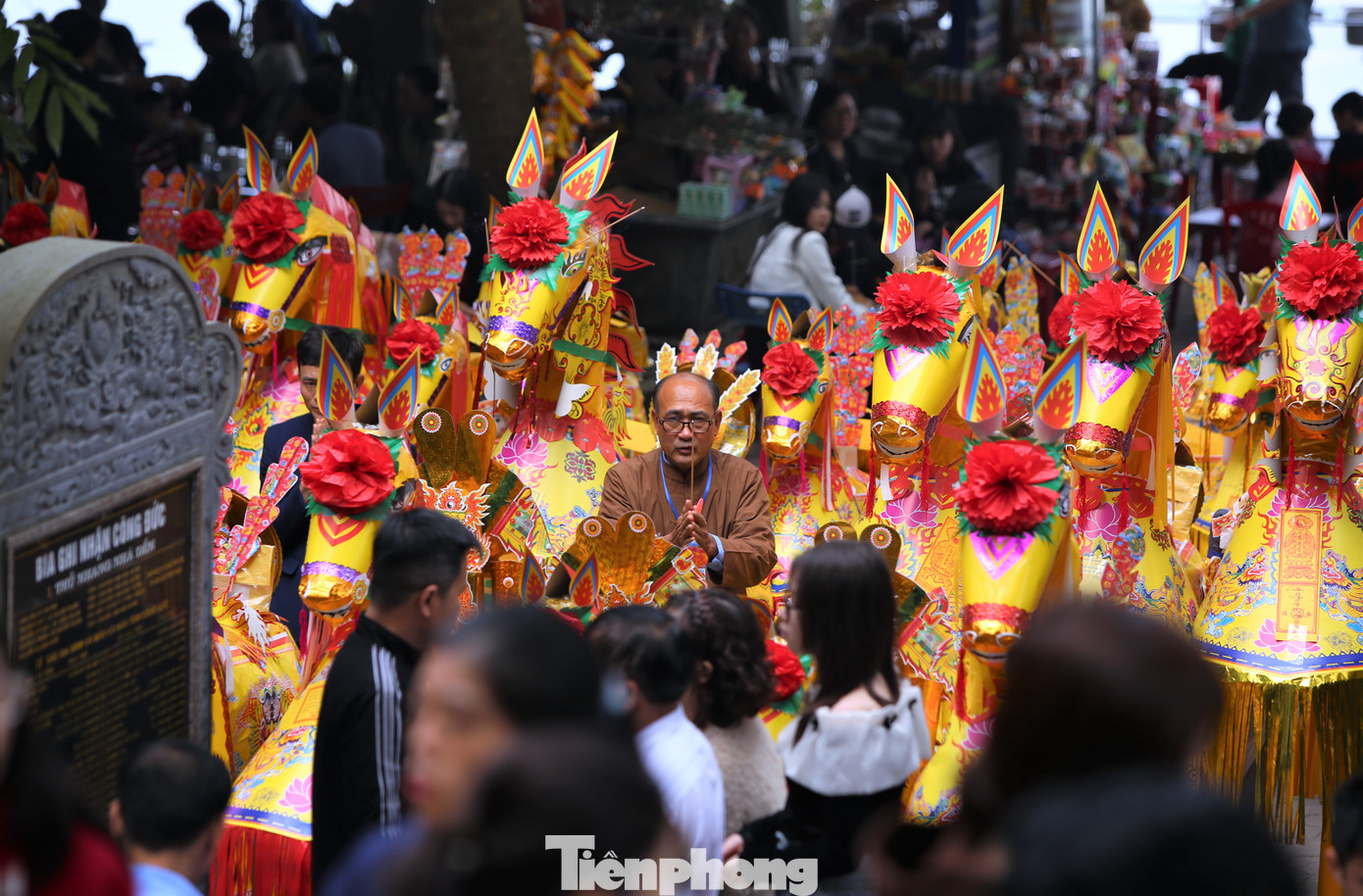 Tại khu vực sân đền, hàng chục con ngựa giấy được trưng bày khiến lối đi bị hạn chế. &quot;Năm nào tôi cũng đến đây cầu tài lộc. Ở đền này sau khi dâng lễ thường sẽ đốt ngựa, thuyền bằng giấy vì quan Hoàng Mười là một vị tướng, nên cần ngựa để xông pha trận mạc, còn khi đánh giặc trên sông thì cần phải có thuyền rồng&quot;, anh Trần Kiên (trú tỉnh Bắc Ninh) chia sẻ.