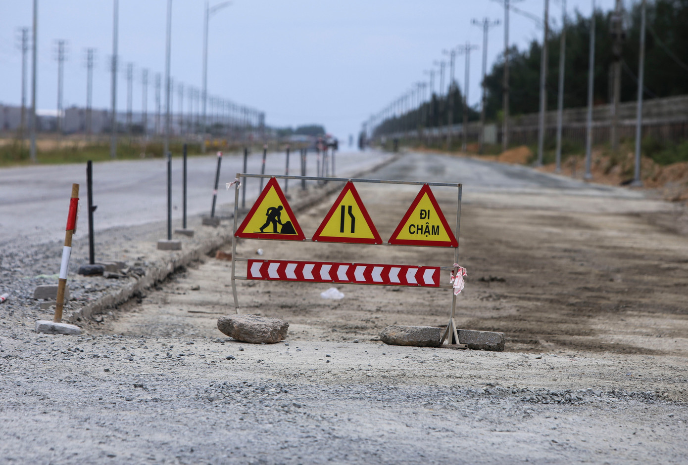 Các nhà thầu “gặp khó” khi thi công mở rộng tuyến đường vì lưu lượng phương tiện qua lại với mật độ cao.