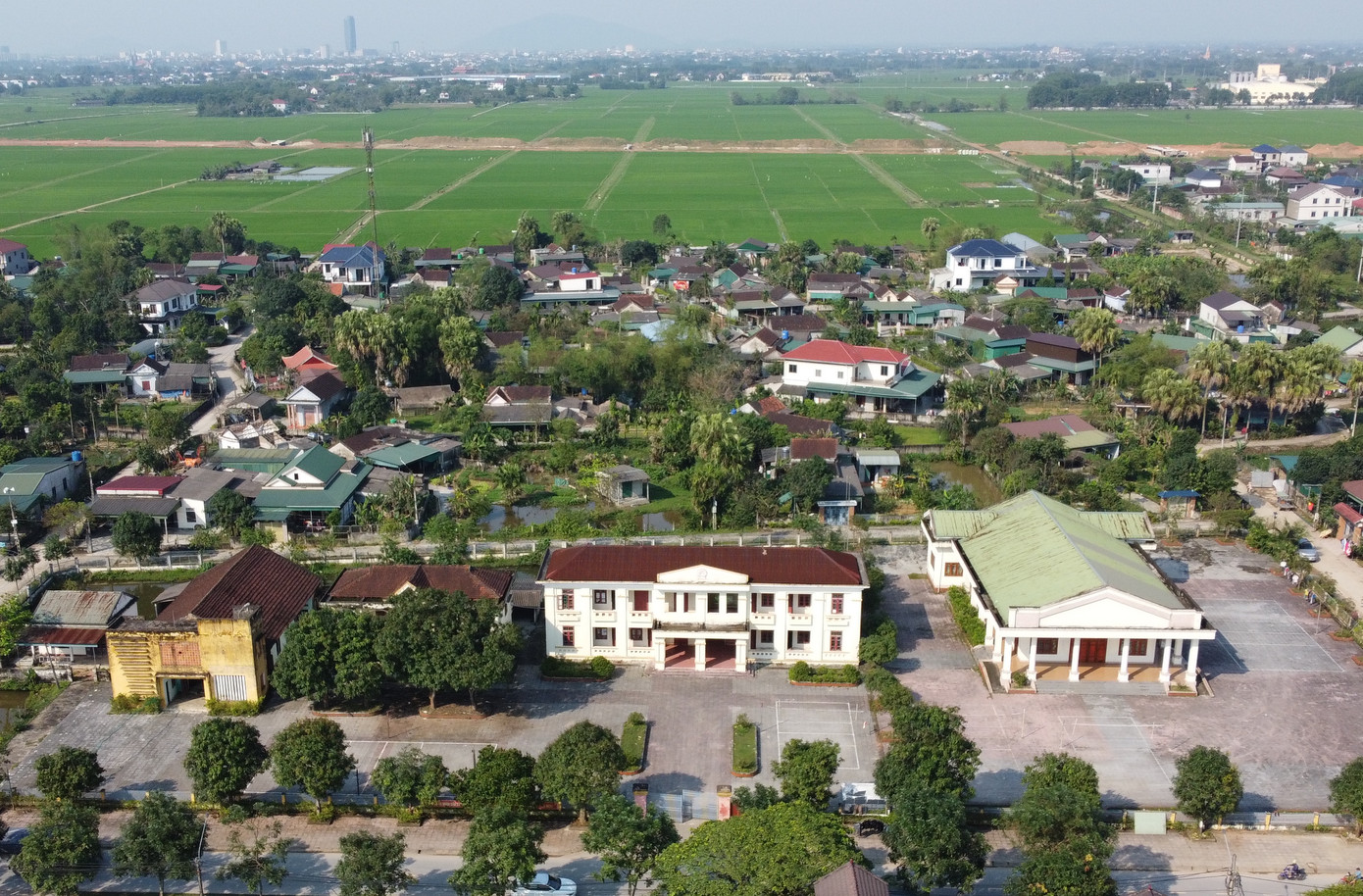 Hàng loạt trụ sở dôi dư, chưa được xử lý sau sáp nhập ở Hà Tĩnh.