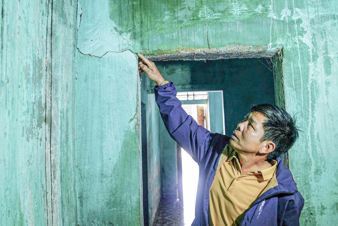 Căn nhà ông Nguyễn Xuân Bình (SN 1969, xã Cẩm Thịnh) cũng có nhiều vị trí nứt nẻ. “Người dân mong muốn cơ quan chức năng sớm có chính sách đền bù, hỗ trợ thỏa đáng để gia đình sửa chữa, xây dựng nhà ở kiên cố, ổn định cuộc sống”, ông Bình nói.