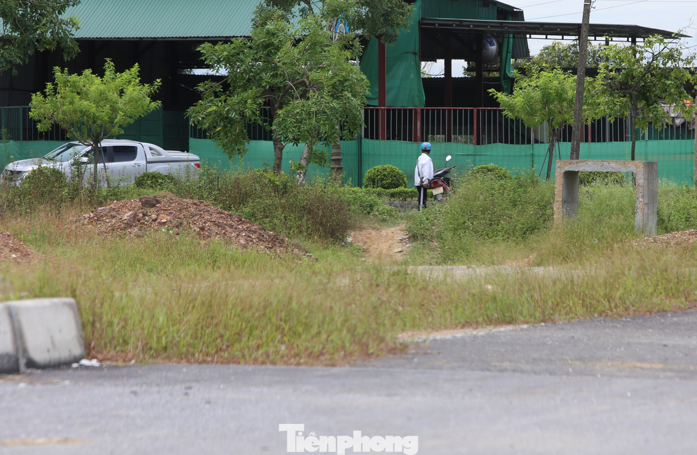 Tuy nhiên, một số phương tiện như xe máy, ô tô con vẫn đi qua các lối mở nhỏ để di chuyển trên đường.