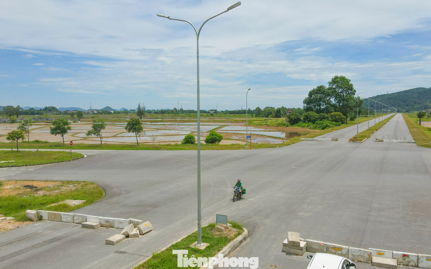 Tuy nhiên, một số phương tiện như xe máy, ô tô con vẫn đi qua các lối mở nhỏ để di chuyển trên đường.