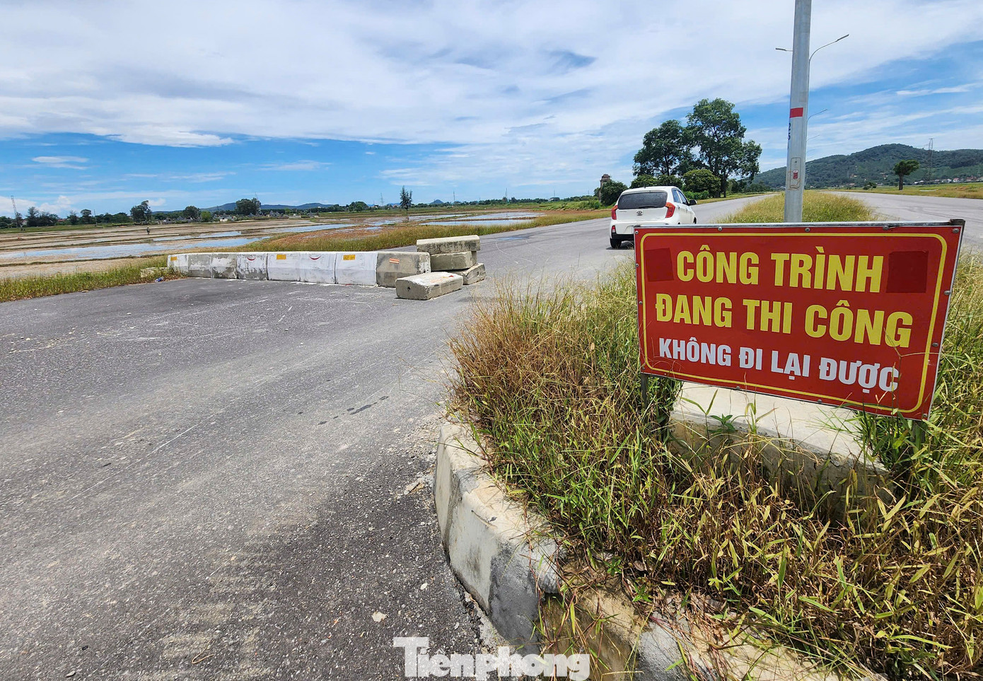 Trên các vị trí giao cắt với các tuyến đường, chủ đầu tư và nhà thầu đã đặt biển cảnh báo, đặt hệ thống lan can cứng cấm phương tiện qua lại.