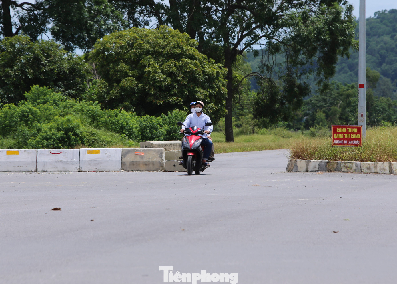 Tuy nhiên, một số phương tiện như xe máy, ô tô con vẫn đi qua các lối mở nhỏ để di chuyển trên đường.