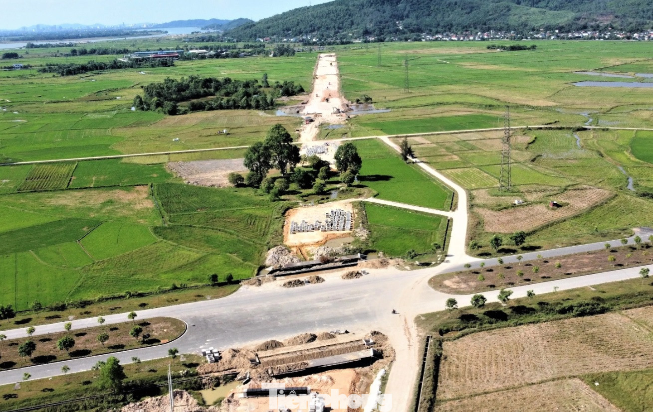 Trước đó, vào tháng 1/2024, công trình từng “ách tắc”, không thể thi công do quá trình khảo sát, thiết kế không chỉ rõ việc tuyến đường sẽ đâm thẳng đến Cổng tam quan của đền Thánh Vân Chàng hơn 200 năm tuổi.