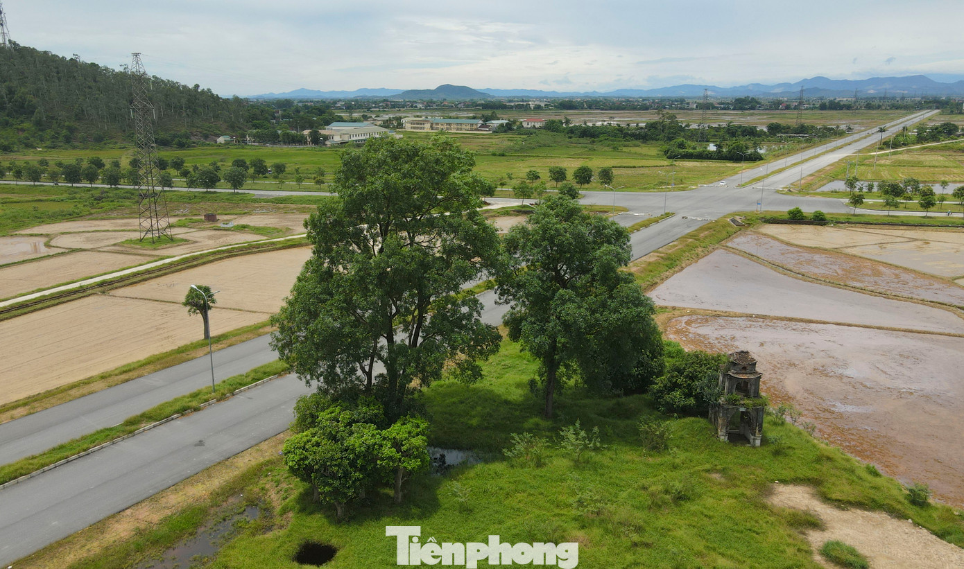 Để tháo gỡ, địa phương đã phải chi thêm 800 triệu đồng thuê “thần đèn” Nguyễn Văn Cư từ TP Hồ Chí Minh cùng nhóm công nhân tiến hành di chuyển cổng đền rời khỏi vị trí hiện tại để tiếp tục thi công tuyến đường vành đai. Sau khi di dời thành công, nhà thầu mới tiếp tục triển khai thi công vị trí này sau hơn 1 năm bị gián đoạn. Trong ảnh là lúc di dời cổng đền để phục vụ dự án và khi tuyến đường hoàn thành.