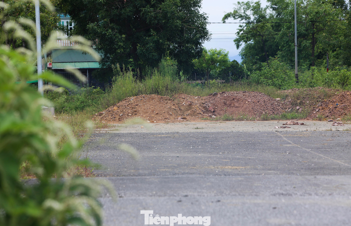 Tại 2 đầu tuyến đường đang có hàng chục mét chưa được thi công, nền chưa được xử lý hoặc ngổn ngang cấu kiện.