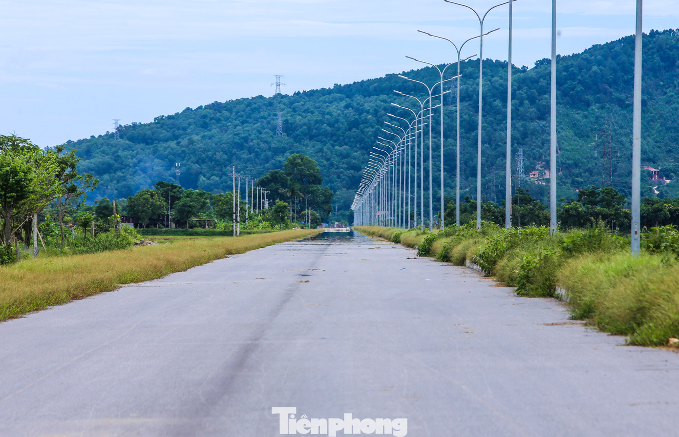Đến thời điểm hiện nay, theo ghi nhận, nhà thầu đã thi công hoàn thiện phần mặt đường, hệ thống an toàn giao thông, lắp đặt biển báo, sơn vạch kẻ đường, vạch sơn giảm tốc; lắp đặt hệ thống cột điện, đèn chiếu sáng. Tuy nhiên, công trình chưa thể hoàn thành, đưa vào khai thác do còn hàng chục mét 2 đầu tuyến chưa thi công xong và vướng đấu nối 2 đầu tuyến.