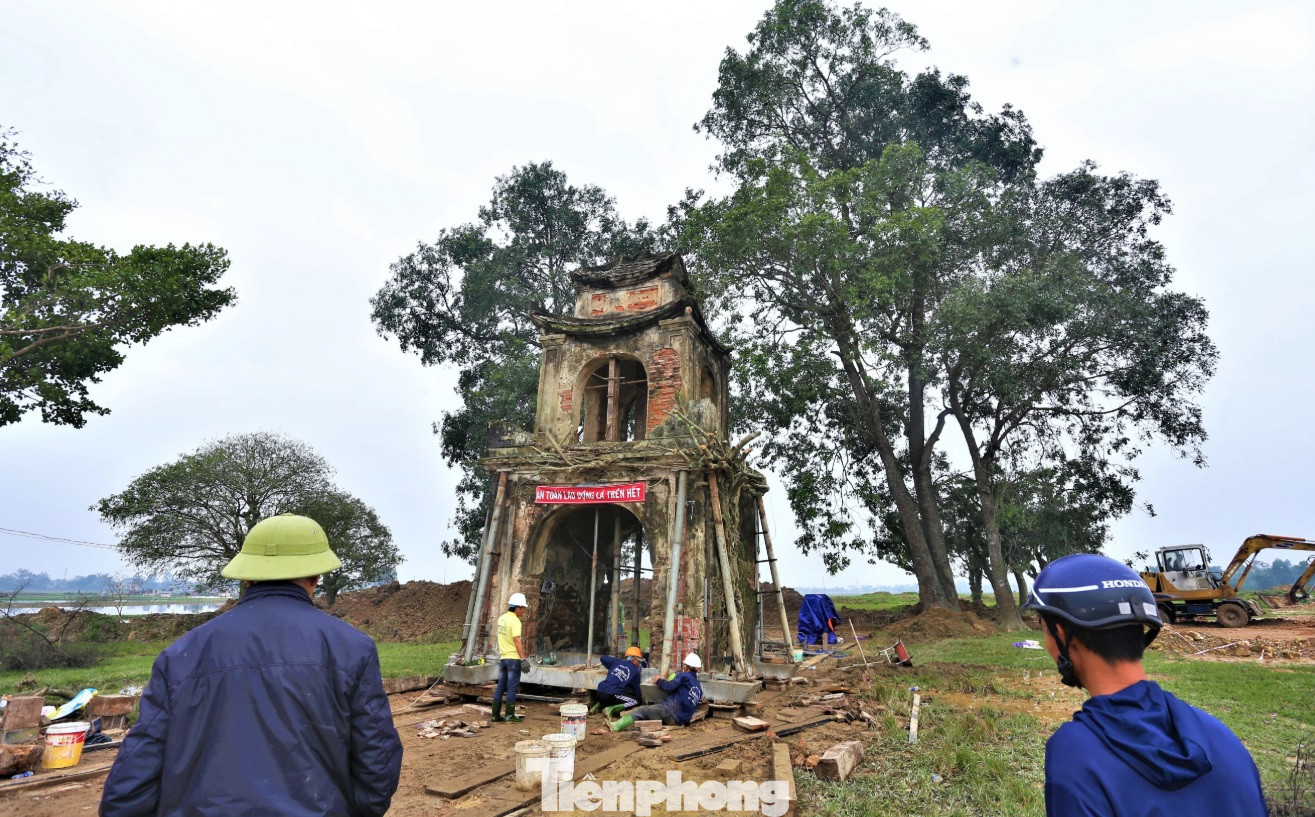 Để tháo gỡ, địa phương đã phải chi thêm 800 triệu đồng thuê “thần đèn” Nguyễn Văn Cư từ TP Hồ Chí Minh cùng nhóm công nhân tiến hành di chuyển cổng đền rời khỏi vị trí hiện tại để tiếp tục thi công tuyến đường vành đai. Sau khi di dời thành công, nhà thầu mới tiếp tục triển khai thi công vị trí này sau hơn 1 năm bị gián đoạn. Trong ảnh là lúc di dời cổng đền để phục vụ dự án và khi tuyến đường hoàn thành.