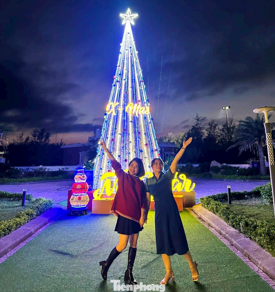 Biết có cây thông Noel “độc nhất vô nhị”, nhiều người dân địa phương đã đến check-in, lưu giữ những hình ảnh đẹp, ý nghĩa về dịp Giáng sinh.