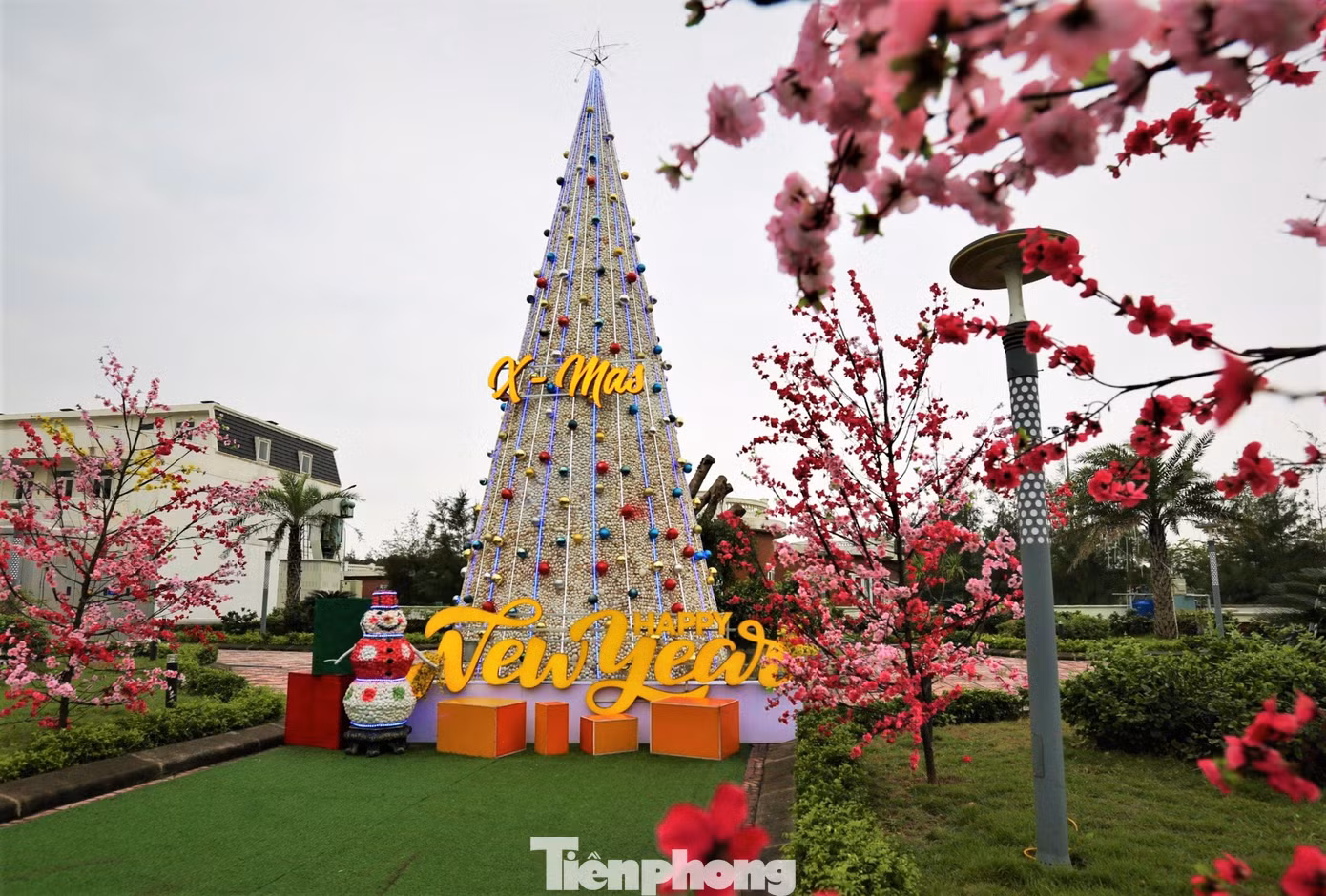 Quanh cây thông là 4 cây đào giả được đặt đối xứng nhau tô thêm sự ấm áp trong mùa Giáng sinh.