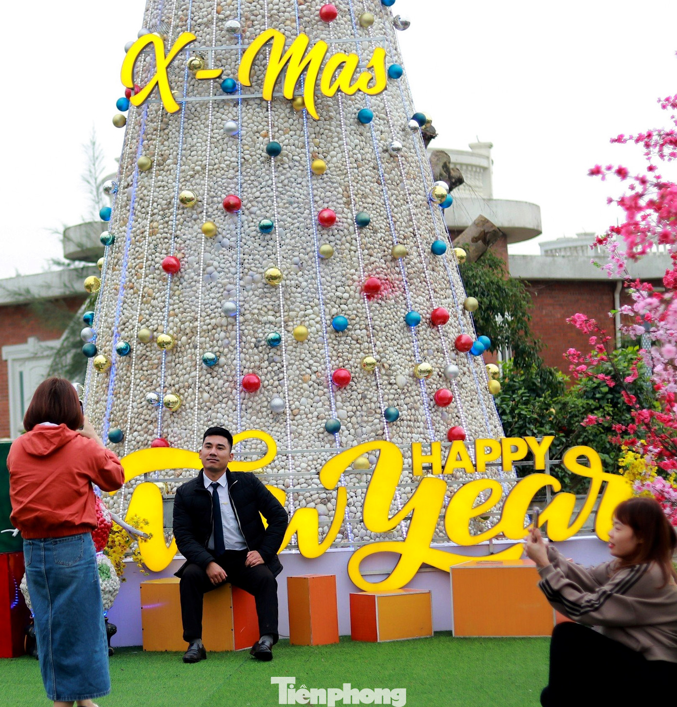 Biết có cây thông Noel “độc nhất vô nhị”, nhiều người dân địa phương đã đến check-in, lưu giữ những hình ảnh đẹp, ý nghĩa về dịp Giáng sinh.