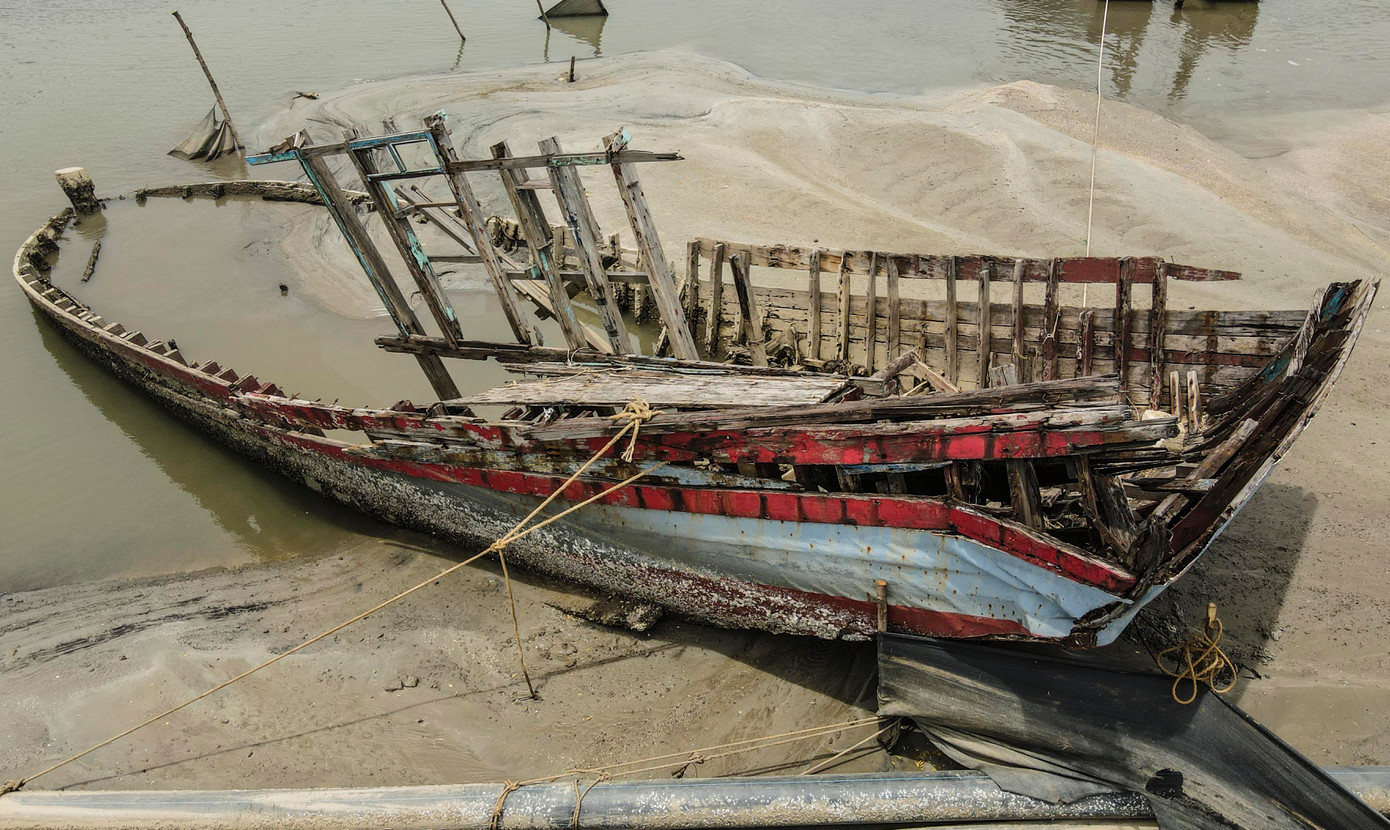 "Nghề biển bây giờ khó khăn, nhiều chuyến biển không đủ trang trải cho chi phí nên ngư dân không còn mặn mà. Nhiều người bán lại hoặc bỏ tàu đi làm nghề khác, con em cũng đi nước ngoài để trang trải cuộc sống, cũng vì thế tàu không đi bị hư hỏng, bỏ lại nhiều hơn", ông Vinh (68 tuổi) cho hay.