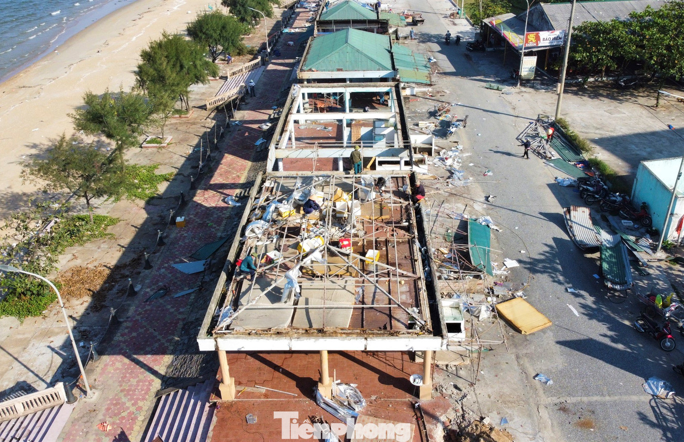 Trong những ngày qua, các hộ có ki-ốt kinh doanh ăn uống tại đây đã chủ động thuê phương tiện, máy móc, nhân lực đến thực hiện việc di dời tài sản và giải tỏa mặt bằng với không khí khẩn trương.