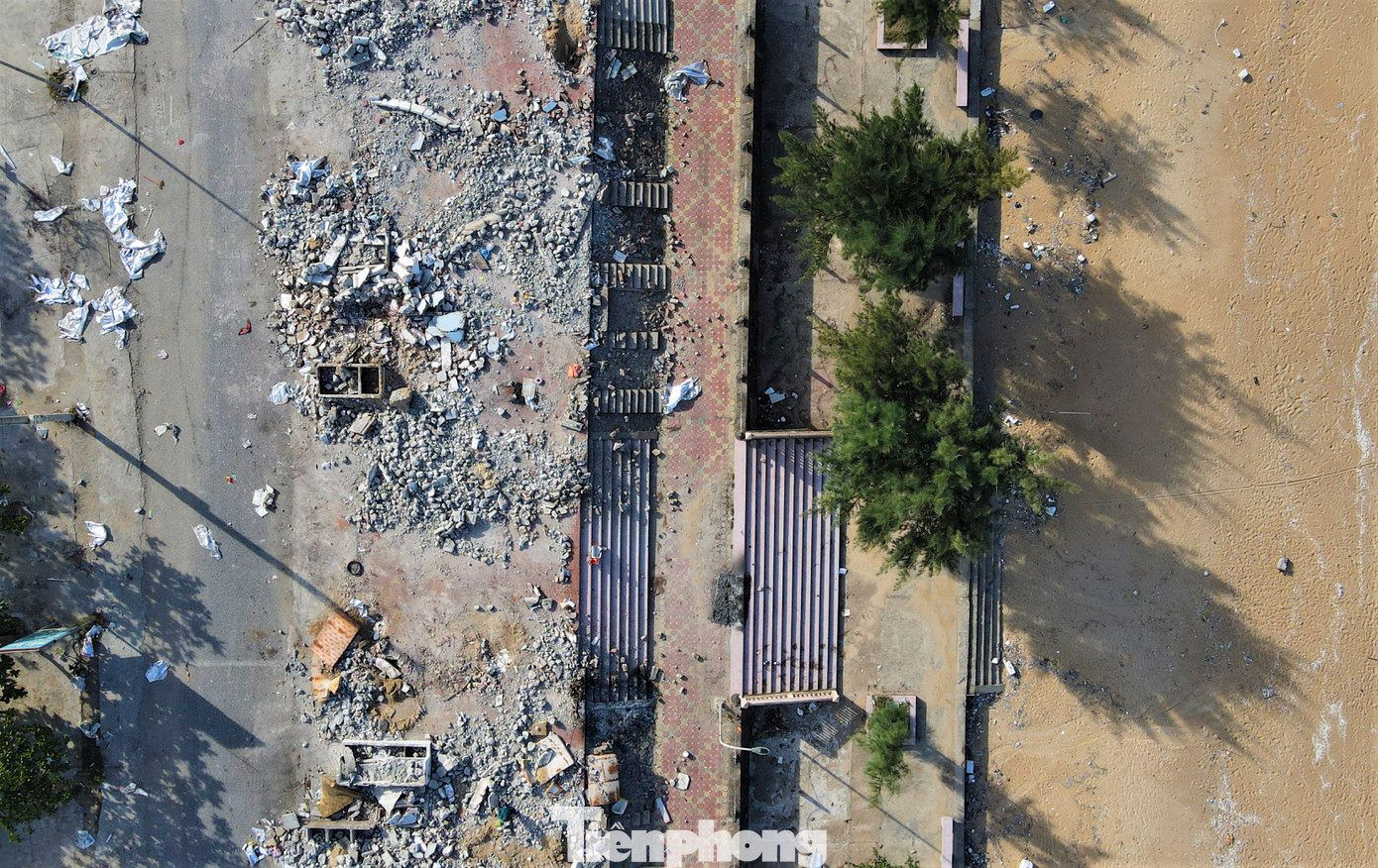 Trước đó, việc tồn tại hàng loạt ki ốt gắn biển hiệu chào mời khiến không gian khu du lịch này trở nên ngột ngạt. Sau khi hàng chục ki ốt được giải tỏa, lối ra biển Thiên Cầm không còn bị chắn ngang.