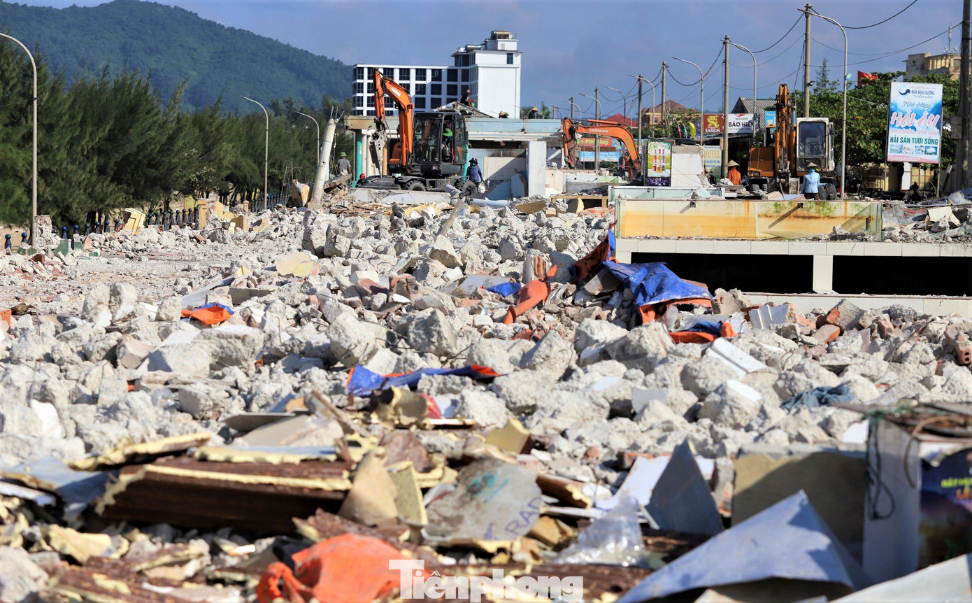 Sau gần 1 tuần tiến hành giải tỏa, tháo dỡ 46 ki-ốt chắn biển Thiên Cầm (huyện Cẩm Xuyên, Hà Tĩnh), đến nay chính quyền địa phương đang tập trung dọn dẹp, sớm trả lại mặt bằng sạch, không gian thông thoáng cho khu du lịch.