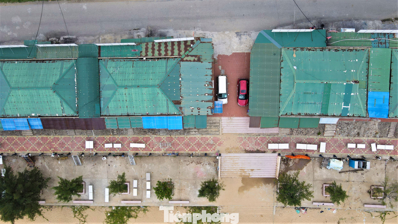 Trước đó, việc tồn tại hàng loạt ki ốt gắn biển hiệu chào mời khiến không gian khu du lịch này trở nên ngột ngạt. Sau khi hàng chục ki ốt được giải tỏa, lối ra biển Thiên Cầm không còn bị chắn ngang.